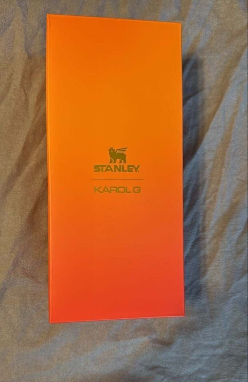 Stanley x Karol G Quencher H2.0 FlowState Tumbler 30 oz Karol G Flor - Picture 3 of 3